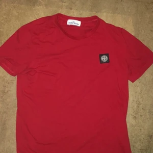 Stone island t-shirt (äkta) - Stone island t shirt röd(äkta) strl M men sitter som S. Använd  runt 5-6 gånger men inte ofta och nypris är 1099 kr.