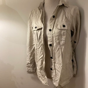 ZARA SKJORTA - Lite skrynklig men annars i bra skick💖