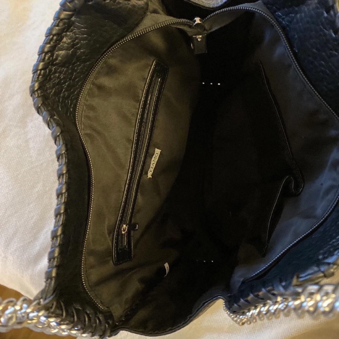 Svart väska med kedja - 91