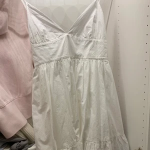 Zara klänning - Urgullig zara klänning med fina detaljer där nere💕 Passar perfekt nu till hösten med en stickad tröja och ett par strumpbyxor! Helt oanvänd, enbart testad 