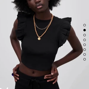 Volang zara tröja - Säljer den här populär volang tröjan från zara. Är i nyskick💞 vet inte vad frakten kommer bli💖