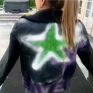 Läderjacka  - Storlek 38, sprayad i textil sprayfärg och det är äktaskinn:) najs oversized modell 