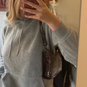 BRUN VÄSKA - Skit fin brun väska som aldrig är använd!🤎🤍 Tveka inte med att höra av dig om du har frågor eller vill se fler bilder🤎 Möts upp i Stockholm (Först till kvarn!) 