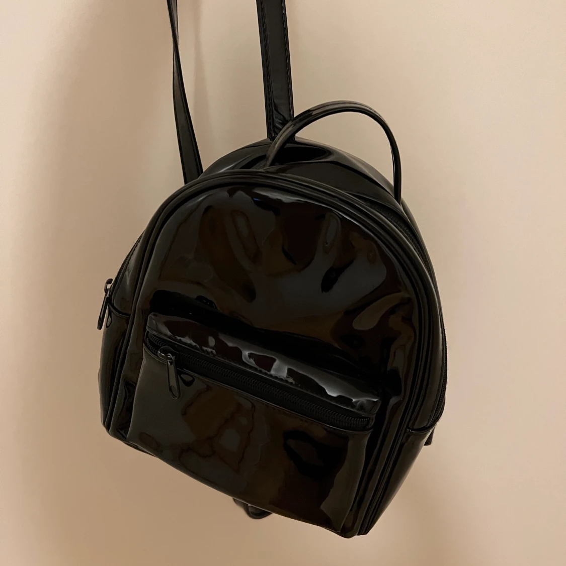 Liten lackad ryggsäck🤎 - 90