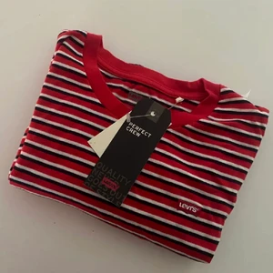 Levis T-shirt helt ny!  - Lite ”gammaldags” Levis som är helt ny! Storlek XS! 