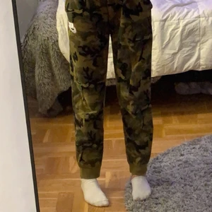 Militär byxor. - Ett par mjuka,sköna byxor. Jag köpte dom på plick, säljer på grun av att dom är stora på mig dom är pösiga på mig dom passar nog bättre på nån annan som är lite äldre❤️ dom är mest pösiga på låren. Köparen står för frakt🚚  kontakta mig ifall du har några frågor, mer bilder, eller är intresserad mm. 