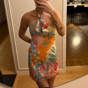 Klänning från zara🤎 - Super fin klänning från Zara som knyts i nacken. Använd en gång och då har den tyvärr blivit något färgad av smink där man knyter vid halsen. Inget man tänker på men skickar gärna bild vid intresse🤎