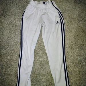 Adidas byxor med knappar - Adidas byxor med knappar på sidorna så man kan knäppa upp hela byxan. Strl XS-S