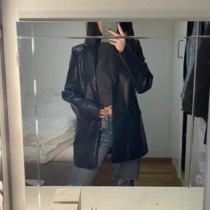 Blazer i skinn  - Svart skinnjacka/blazer från Weekday! 🦋 orginalpris var 800kr 