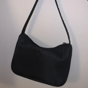 Väska  - Säljer denna väska för 30kr+frakt, använd cirka en gång så som oanvänd.