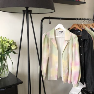 färgglad skjorta från JUST  - Jättefin färgglad skjorta från JUST FEMALE som tyvärr inte har kommit så mycket till användning, har använts ett fåtal gånger så den är i nyskick 💕 (originalproduktioner 1000kr)