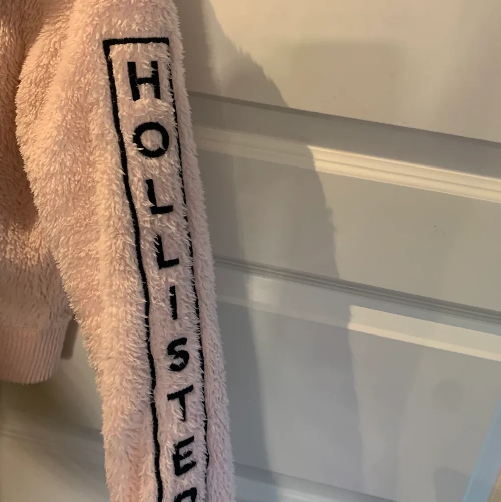Rosa fluffig Hollister tröja i storlek XS. Nästan aldrig använd. Kroppad i längden. (Original pris 500kr). Köparen står för frakt 😊. Tröjor & Koftor.