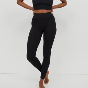 Seamless tights - Seamless tights i svart från h&m, sitter som ett second skin. Endast använda 1 gång och i superbra skick, säljer pga de är lite stora 🖤 nypris: 199:-