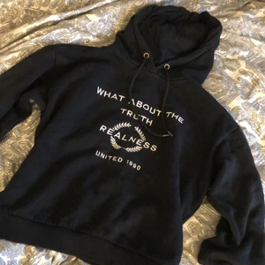 Hoodie - Svart hoodie, använd fåtal gånger💓passar både xs och s