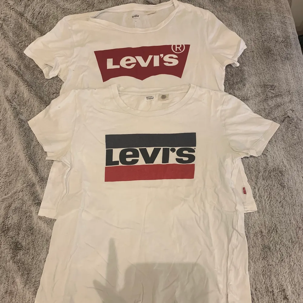 Två stycken Levis t-shirts. Den blå/röda är lite sliten. Kostar 20kr för båda. Storlek S på båda. Köparen står för frakt 😊. T-shirts.