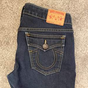 Säljer dessa mörkblå lågmidjade true religion jeans då dom inte kommer till användning. Passar bra i längden på mig som är 170cm. Köpta secondhand och tidigare ägare har sytt upp de litegrann🤍