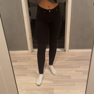 Calvin Klein jeans W 24 L 32 - Ett par svarta snygga Calvin Klein jeans i storleken W 24 och L 32. Är 170 och dom är bra i längden.☺️ 600kr+frakt. Skriv vid intresse eller frågor💖