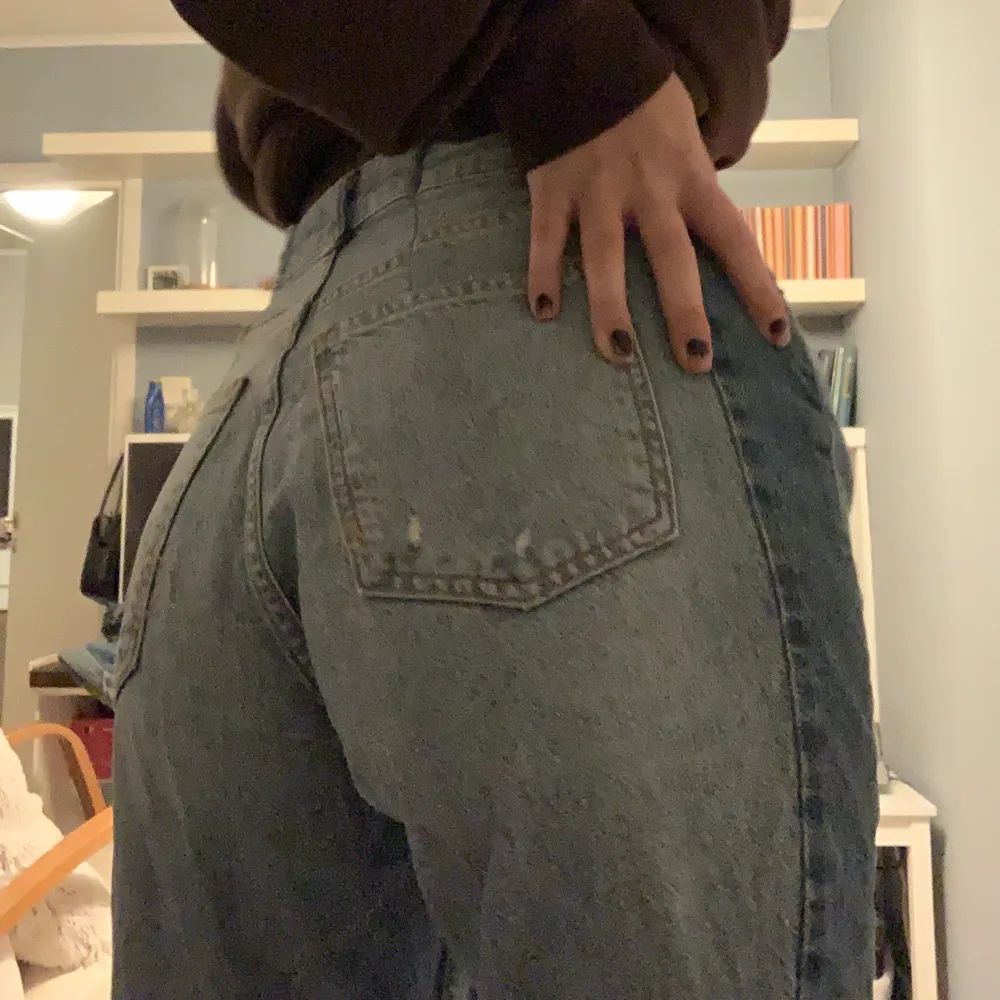 Supersnygga jeans jag har sytt in i midjan. . Jeans & Byxor.