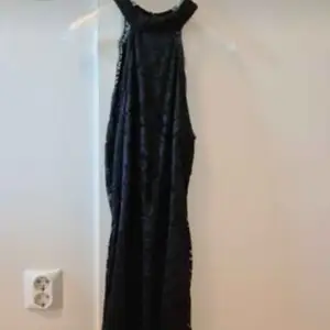 Lång figursydd festklänning i svart spets från Nelly strl S som är använd vid ett tillfälle.