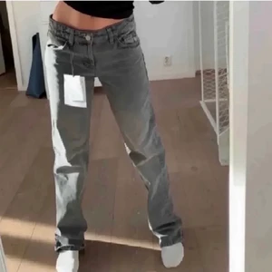 ZARA JEANS - Söker dessa gråa zara jeans i strl 32 