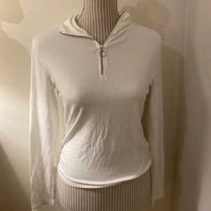 ZIP UP TRÖJA - ZIP UP tröja från Cubus med lapp kvar. Strl S med ett stretchiga material så passar fler storlekar. Tröjan är i ett lite tunnare material och är lite skrynklig på bilderna, men går lätt att stryka💖 lätt att justera hur öppet man vill ha med dragkedjan. Frakten går att fixa billigare men då är det inte spårbart 🌸