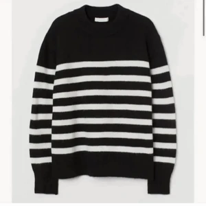 Randig tröja - Säljer denna TRENDIGA tröja från hm!! Tröjan är i nyskick!!! Stl S men funkar som XS-M❤️❤️❤️ (prislappen finns kvar)