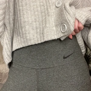 Träningstights  - Träningstights från nike med liiite bootcut längst ner. Använda Max 3 gånger, superfint skick. Så så sköna! 💕