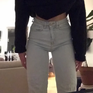 💙Jeans💙 - Jätte snygga jeans från madlady. Säljer dom för att jeansen är för korta på mig som är 174 💙 . Tyvärr har dom ett hål som man ser på bilden så jag säljer dom för 100 kr✌️