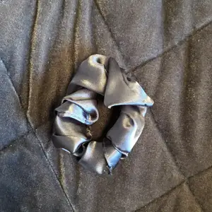 Blå/grå scrunchie från shein. Inte alls använd. 