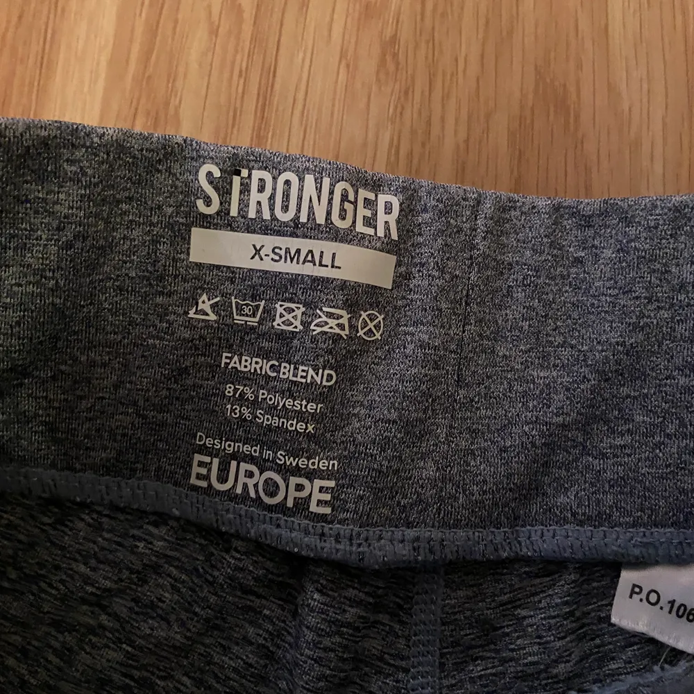 Stronger tights, aldrig använda, finns inte längre kvar på hemsidan, köpte för 799 säljer för 200kr + frakt. De är grå blå i färgen.. Jeans & Byxor.