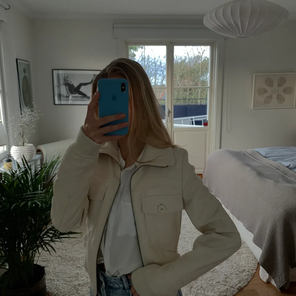 Beige jacka från ONLY i storlek XS. Väldigt varm trots att den inte är så tjock. Säljer för 80kr.🌸. Jackor.