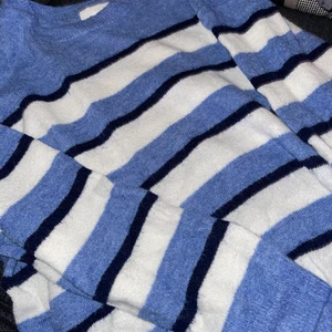 Randig tröja från h&m. Lite oversize  - Denna är en fin blå, vit och svart randig tröja från h&m i strl L. Passar mig som bär strl S-M men då är den som sagt lite stor. Mysig och perfekt tröja nu till hösten/vintern🥰