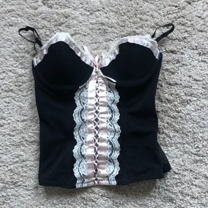 vampyrig korsett - snygg korsett från en gammal h&m kollektion. storlek 70b💕 paketpris om du köper båda korsetterna jag har på min sida~
