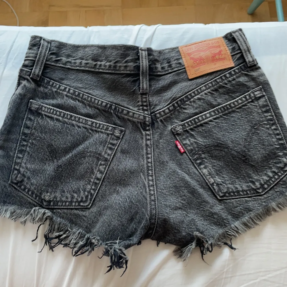 Helt oanvända svarta/gråa Levis shorts, tyvärr för små för mig! W23 skulle säga att de är xs 💓. Shorts.