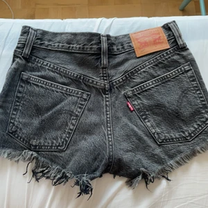 Levis shorts  - Helt oanvända svarta/gråa Levis shorts, tyvärr för små för mig! W23 skulle säga att de är xs 💓