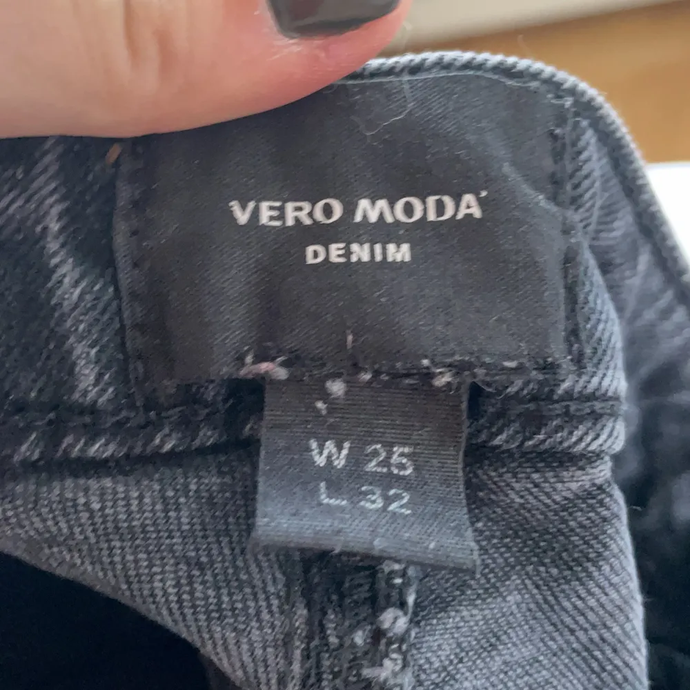 Svarta vero Moda jeans som inte längre passar. Stl 25/32.💜. Jeans & Byxor.
