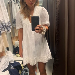 Zara klänning  - Säljer denna fina vita sommarklänning från zara i storlek XS, funkar dock lika bra som S. 