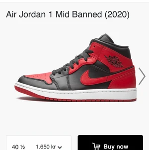 Jordan 1 mid bred - Säljer dessa skor med kvitto och boxen medföljs, vill bli av med den så fort som möjligt! ! Säljer de för 1000 kr SERIÖSA KÖPARE BARA🥰 går inte ner i pris 