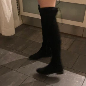 Svart stövlett!! - BORTSKÄNKES! Var nära på att kasta dessa då jag inte använt dem på ett par år men tänkte att de kanske kan komma till användning hos någon annan! 💛💛 Kostar 66 kr att få hem dem då det är fraktkostnaden! (ALLTSÅ ÄR SJÄLVA SKON GRATIS)
