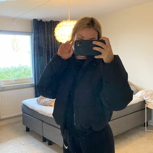 Puffer jacket  - En puffer jacket från hm i svart. Storlek XS. Den är knappt använd