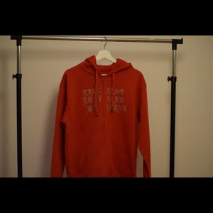 Röd 1to8ght hoodie - Röd rhinestone tröja med material som sitter perfekt. Tvätt tröjan ut och in i 30/40 grader, ha även dragkedjan upp dragen. 