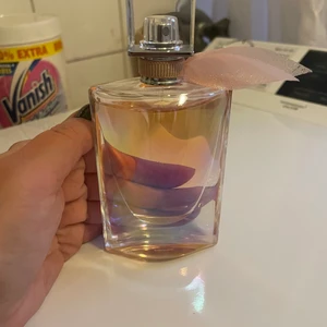 Lancome La Vie Est Belle Soleil Cristal - Lancome La Vie Est Belle Soleil Cristal, 50 ml, knappt använd. Säljer den då jag inte fastnar för doften, den luktar jätte gott, men lite för mycket cocos/vanilj för min smak. Skickas per post, spårbart, köparen står för frakten 🌸
