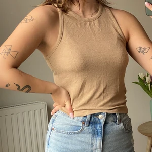 Beige tanktop 🤍 - Köpt från Stradivarius! Jätteskönt material🥰