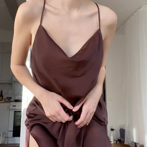 INTRESSEKOLL PÅ fest klänning - INTRESSEKOLL. Köpt för ett bra tag sedan men aldrig kommit till användning, därav är lappen kvar. Köpte den på underkläder avdelningen på H&M men funkar bra som fest klänning. Den är i strl M men passar mig relativt bra som är i strl S. Går att reglera längden!  Frakt ingår ej