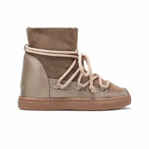 Inuikii skor - Säljer ett par inuikii kängor med uttagbar kilklack, väldigt fint skick och percekta nu till vintern! Storlek 39. Nypris 2800kr. Säljer för 1050kr