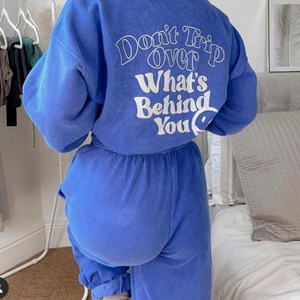 Blått mjukisset - Ett mysigt mjukisset i en urtvättad blå färg. Sweatshirten har ett stort tryck på ryggen och även ett mindre framtill. Byxorna är i storlek XL och sweatshirten är i XXL MEN passar även L/XL. Aldrig använda med lapparna kvar. 