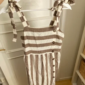 Helt ny klänning  - Helt ny, oanvänd jättefin randig klänning från Primark i strl 36💗 Lapparna sitter kvar, den är endast testad! Klänningen har knappar på framsidan och axelbanden knyts, på ryggen är det lite resor vilket ger en bra passform över bröstet