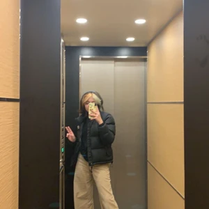 North face jacka - Säljer nu min älskade jacka som köptes förra vintern då jag ska köpa en ny. Det finns inga defekter eller skador så den är i nyskick. Köpte för 2800 så säljer den för 1300 inkl frakt