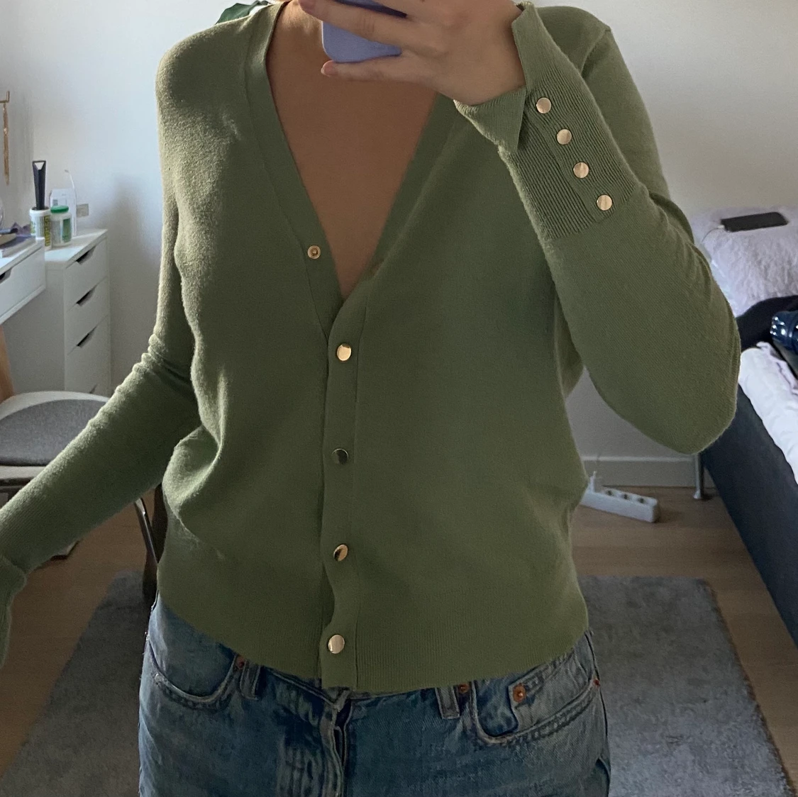 Grön kofta med guldknappar