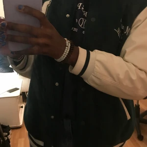 College Jacket - En mörkgrön & vit College Jacka. Super fin, passar bra till hösten/vintern☺️